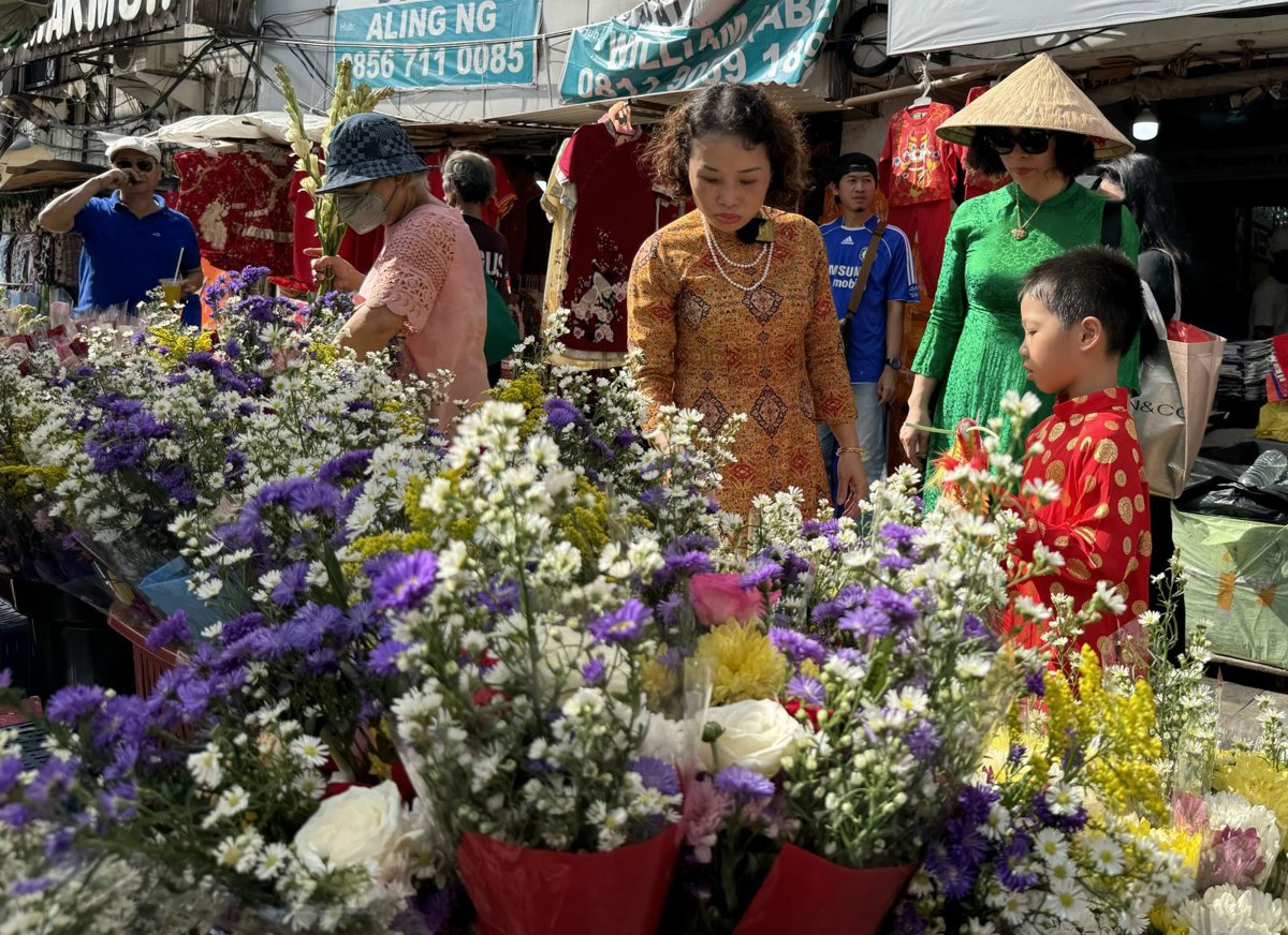 Người Việt ở Jakarta đi sắm Tết