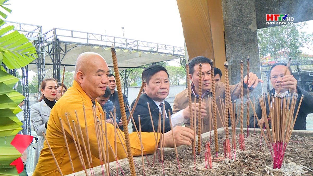 Đoàn cán bộ tỉnh Hà Tĩnh dâng hương viếng các AHLS an nghỉ tại Quảng Trị