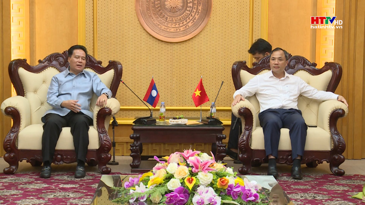 Cán bộ Viện Khoa học, Kinh tế và Xã hội Quốc gia Lào chào xã giao lãnh đạo Hà Tĩnh