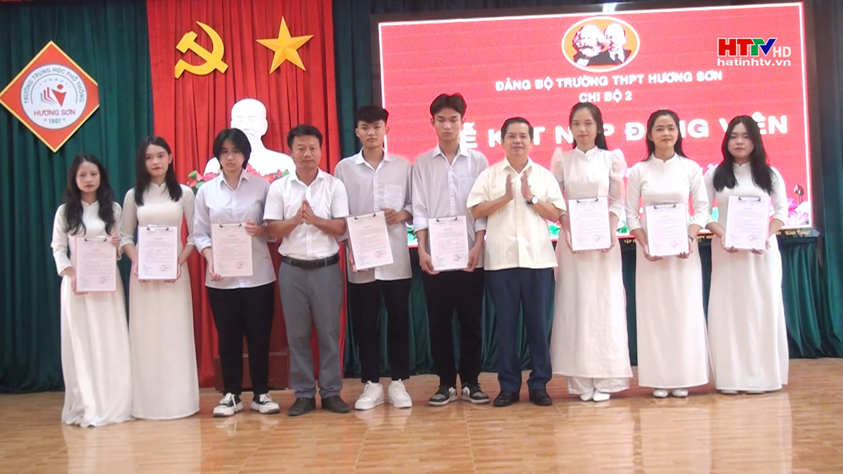 Hương Sơn kết nạp 82 đảng viên là học sinh