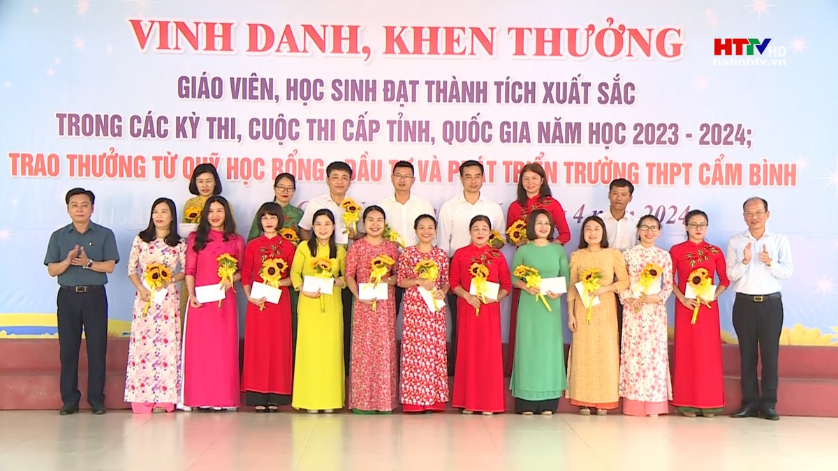 Trường THPT Cẩm Bình vinh danh 130 giáo viên và học sinh giỏi