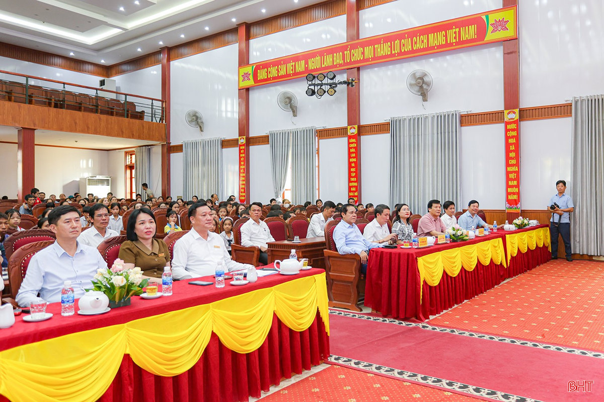 Chủ tịch UBND tỉnh dự chương trình trao học bổng cho học sinh hoàn cảnh khó khăn