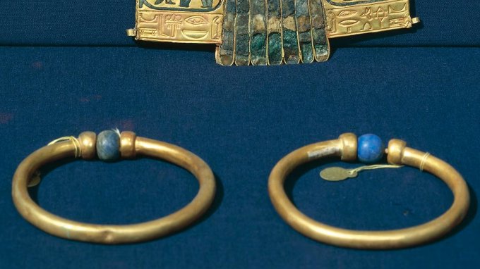 Vòng vàng Pharaoh 3.000 năm tuổi bị đánh cắp, nấu chảy