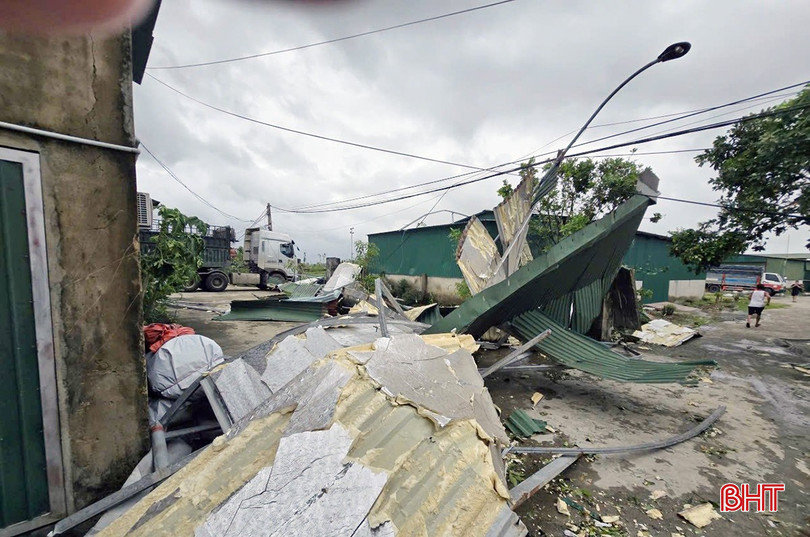 Lốc xoáy tốc mái một số nhà dân, hợp tác xã ở Đông Kinh