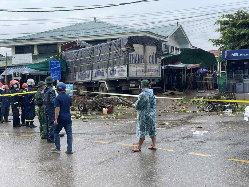 Xe tải mất lái đâm vào chợ chuối, ít nhất 3 người tử vong