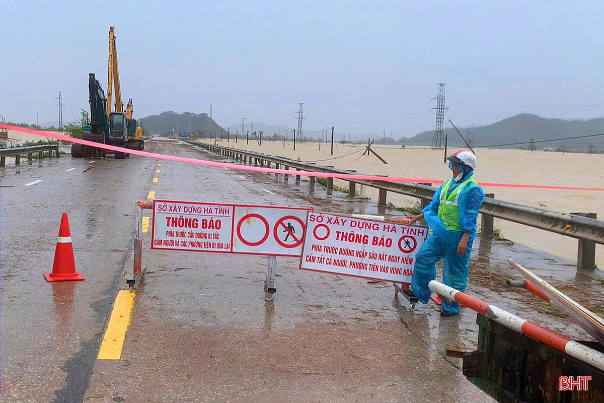 Nước thượng nguồn đổ về nhanh, QL 1 qua Hà Tĩnh ngập sâu