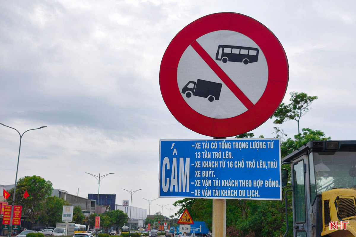 Khó hiểu biển cấm xe khách hợp đồng, du lịch vào nội đô Hà Tĩnh