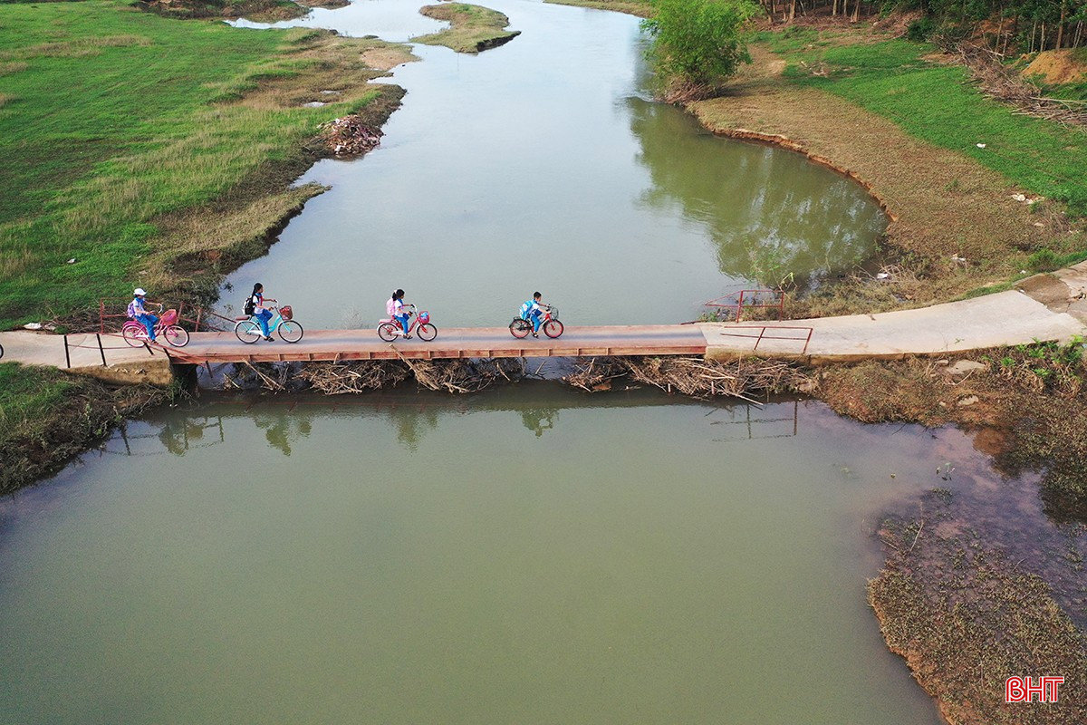 Tai nạn "rình rập" khi qua cầu sắt xuống cấp ở xã Cẩm Duệ