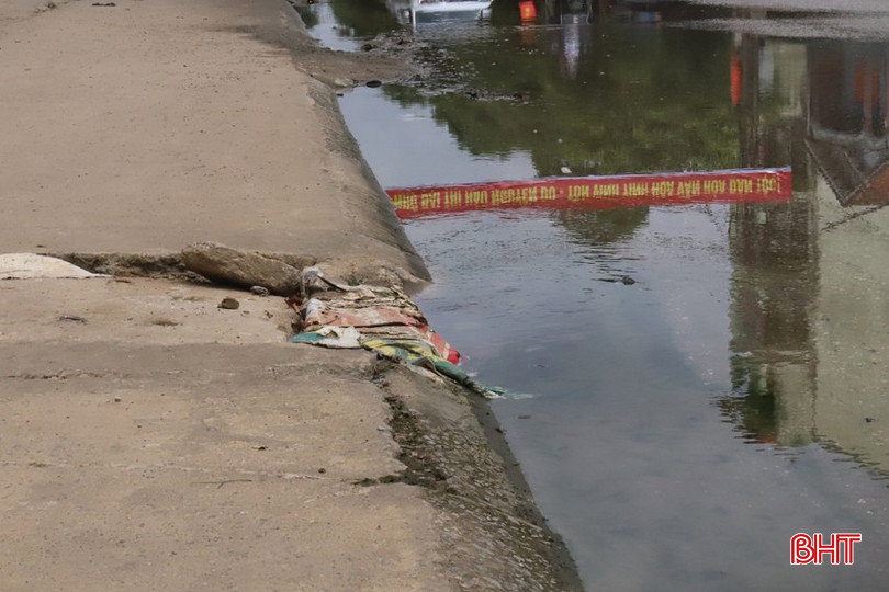 Mương thoát thải bị tắc, nước bẩn lênh láng mặt đường