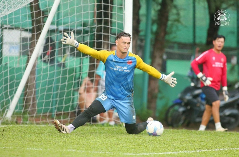 Đội tuyển Việt Nam sắp có thêm thủ môn nhập tịch?