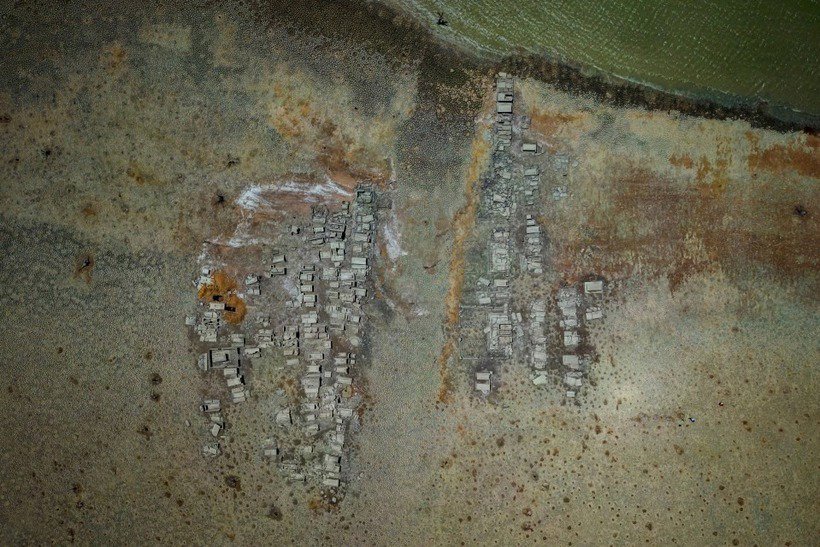 Thị trấn 300 năm tuổi bất ngờ lộ diện giữa đập cạn nước do hạn hán