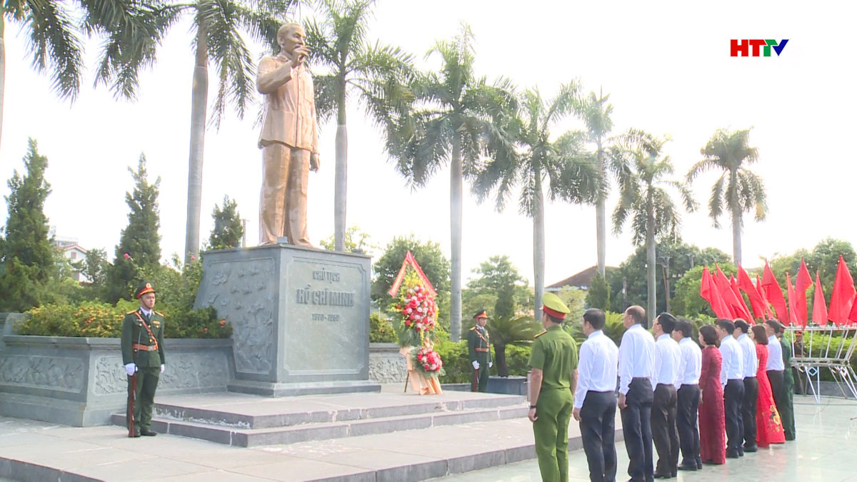 Lãnh đạo TP. Hà Tĩnh dâng hương tưởng niệm Chủ tịch Hồ Chí Minh