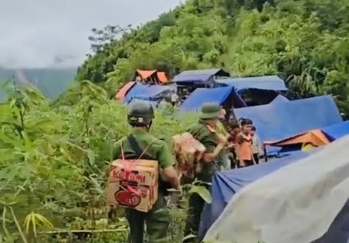 Lào Cai: Tìm thấy hơn 70 người dân chạy lên rừng, dựng lán tránh lũ và sạt lở