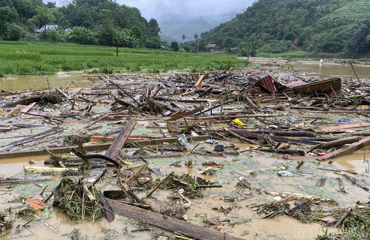 Lũ quét  kinh hoàng vùi lấp toàn bộ thôn Làng Nủ xã Phúc Khánh, Bảo Yên nơi 35 hộ dân, 128 khẩu cư trú.