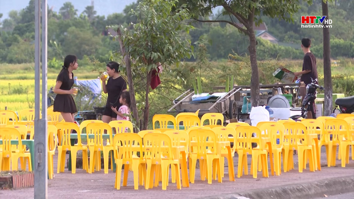 Nhếch nhác ban ngày ở tuyến “phố đồ nướng” ban đêm