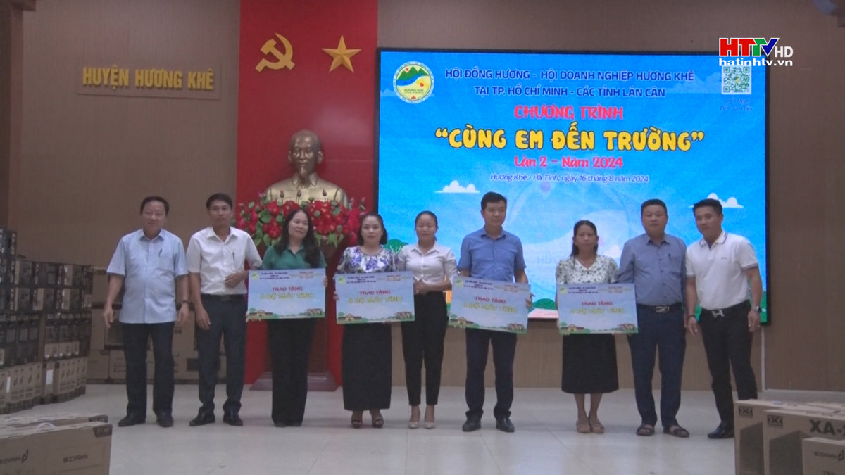 Hương Khê: Tài trợ 62 bộ máy tính cho trường học