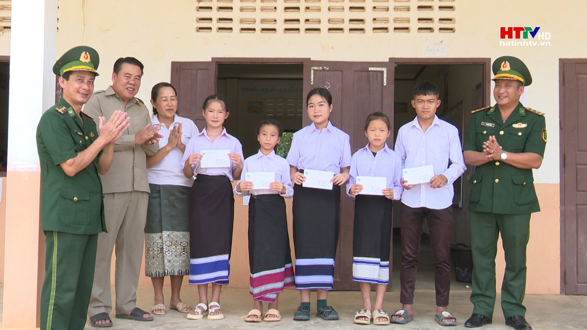 Tiếp thêm niềm tin cho học sinh nghèo vùng biên