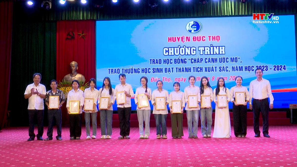 Đức Thọ trao học bổng “Chắp cánh ước mơ”