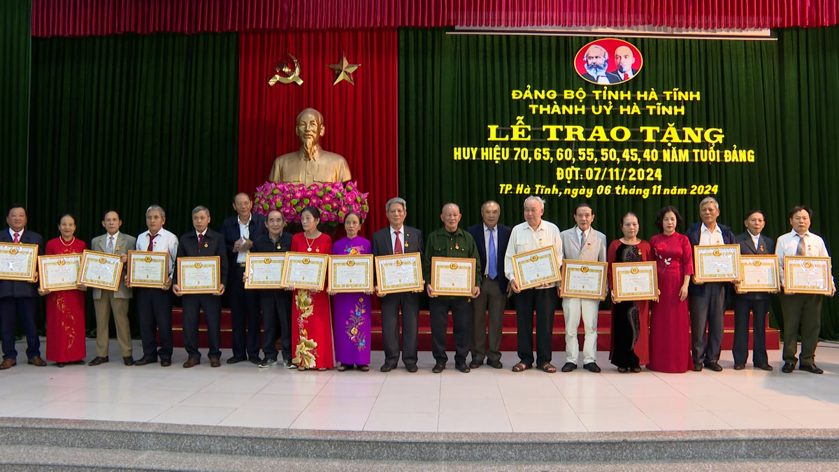 Thành phố Hà Tĩnh và huyện Nghi Xuân trao huy hiệu Đảng cho gần 200 đảng viên