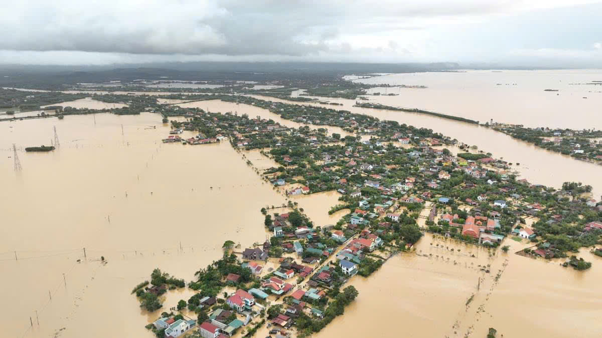 Lũ kinh hoàng ở Quảng Bình: Gần 30.000 ngôi nhà bị ngập, người dân chới với trong đêm