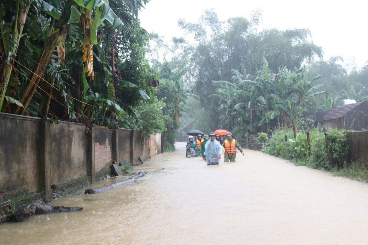 Mực nước sông Lam trên báo động 1, nhiều nhà dân ở Nghi Xuân ngập sâu