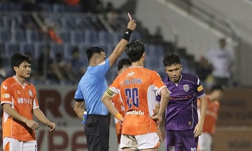 Người hâm mộ “bật ngửa” trước số thẻ đỏ tại một vòng đấu ở V-League 2024-2025