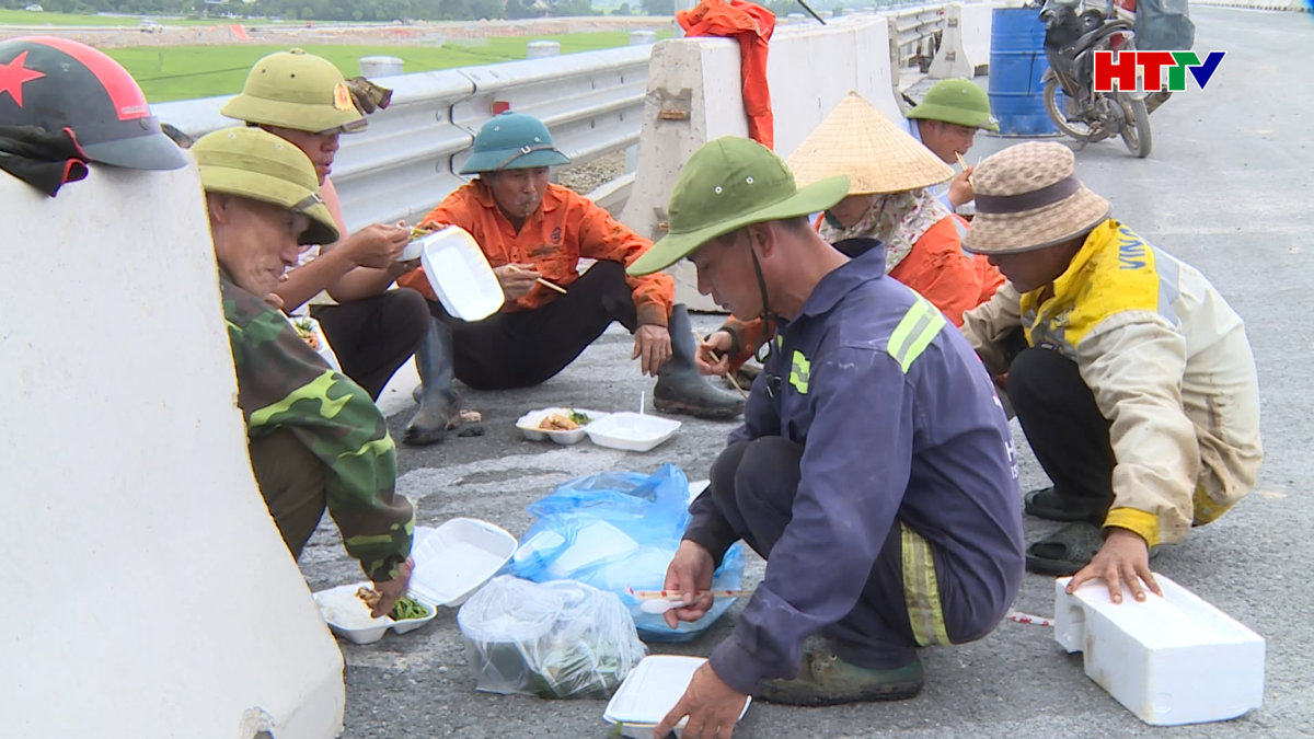 Những bữa cơm vội trên Công trường Cao tốc