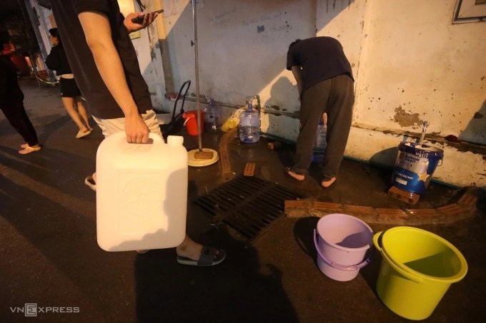 Hơn 2.000 cư dân Hà Nội khốn khổ vì nước máy bốc mùi hôi tanh kéo dài