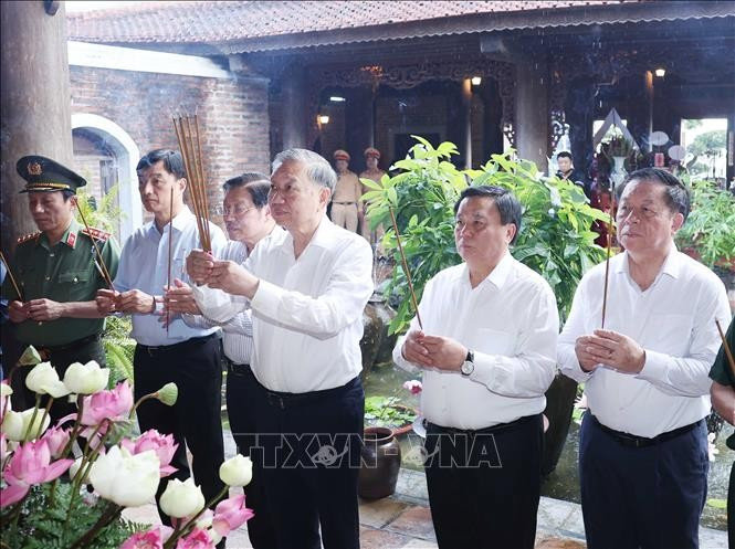 Tổng Bí thư Tô Lâm dâng hương tưởng nhớ Chủ tịch Hồ Chí Minh tại Nghệ An