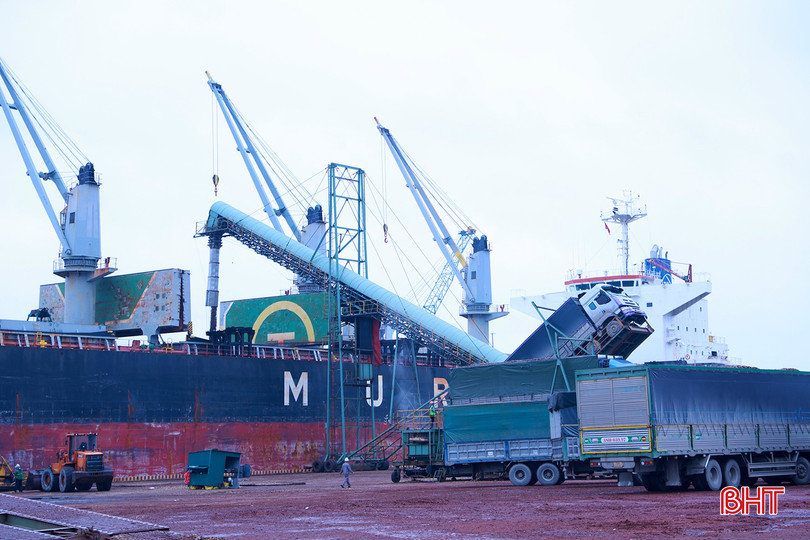 Công ty CP Cảng quốc tế Lào - Việt thi đua lao động mừng 50 năm Quốc khánh nước CHDCND Lào