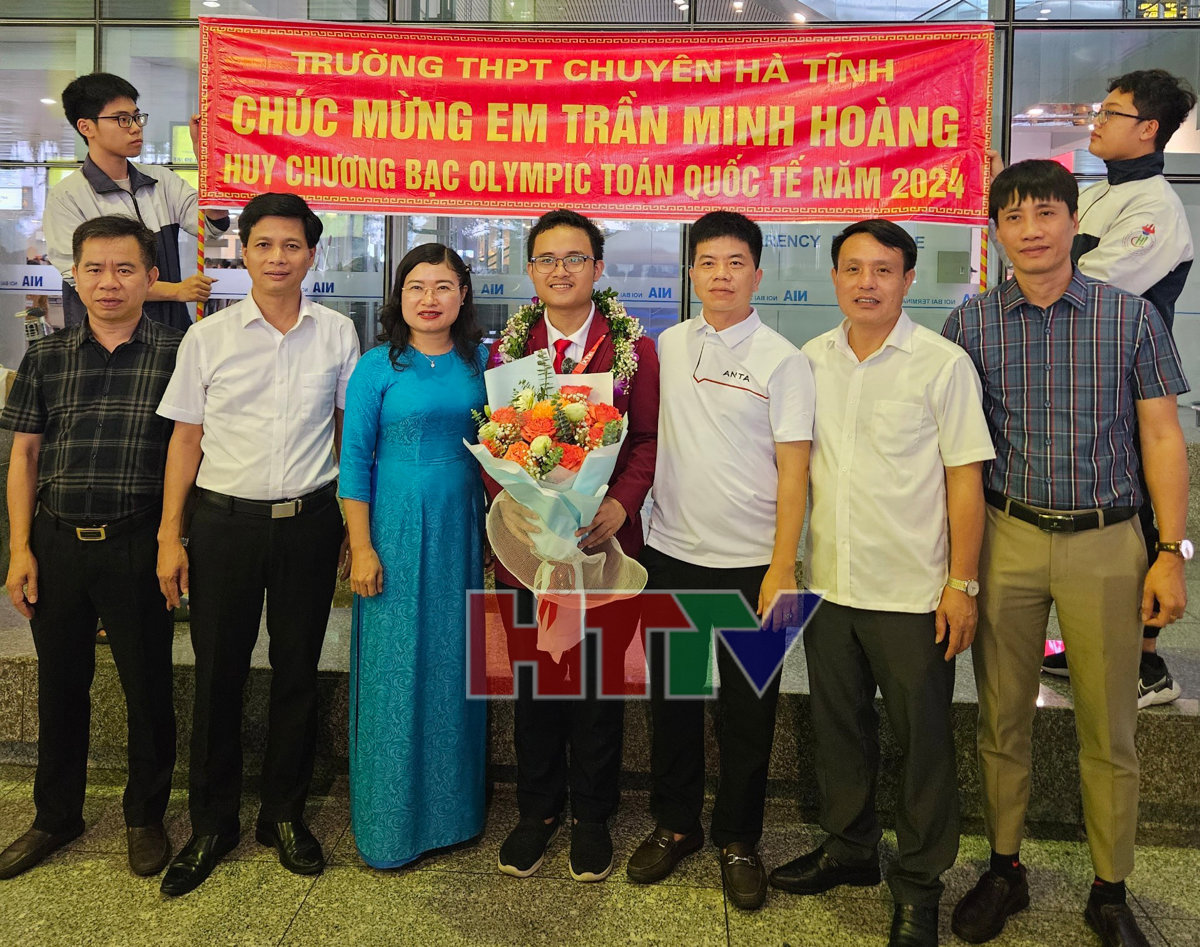 Em Trần Minh Hoàng – Huy chương Bạc Toán quốc tế về đến Hà Nội