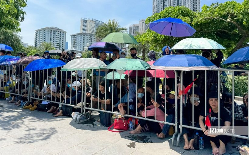 Người dân đội nắng chờ tiễn biệt Tổng Bí thư Nguyễn Phú Trọng