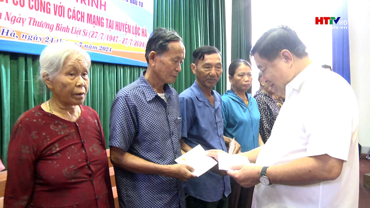 Bộ trưởng Nguyễn Chí Dũng tặng quà thương binh, gia đình chính sách