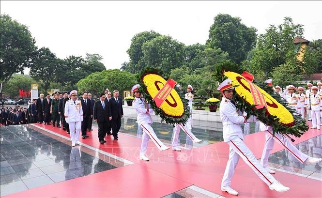 Lãnh đạo Đảng, Nhà nước tưởng niệm các Anh hùng liệt sỹ và vào Lăng viếng Chủ tịch Hồ Chí Minh
