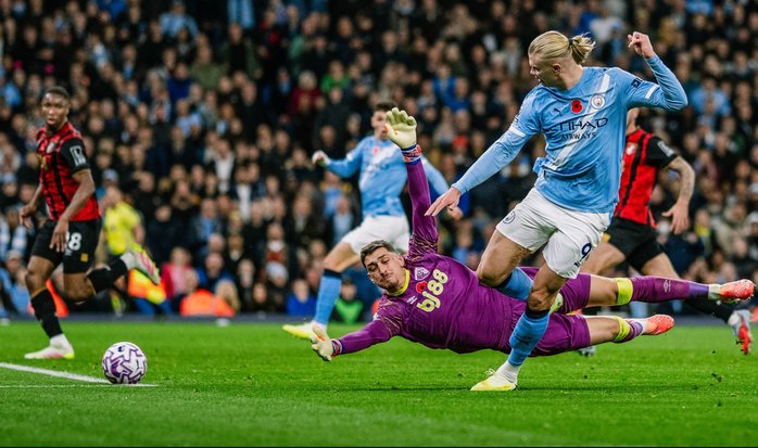 Haaland bùng nổ, Man City lên ngôi nhì Ngoại hạng