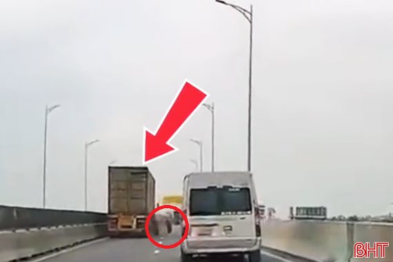 Container rơi 2 bánh xe khi lưu thông trên cao tốc ở Hà Tĩnh