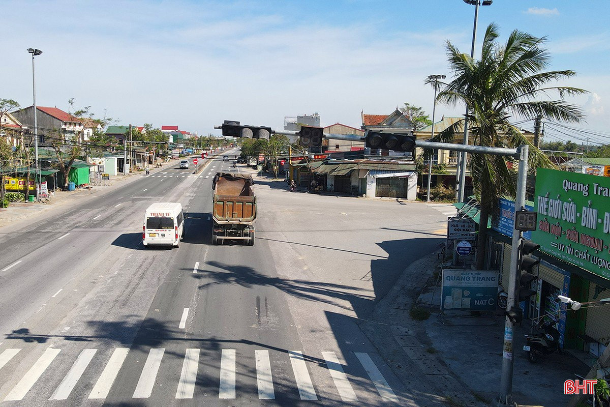 Cần sớm sửa chữa các cụm đèn giao thông hư hỏng sau mưa bão ở Hà Tĩnh