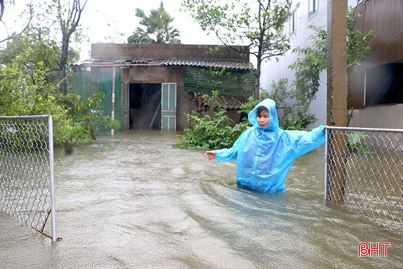 Nước thượng nguồn đổ về nhanh, 200 hộ dân phường Hà Huy Tập bị cô lập