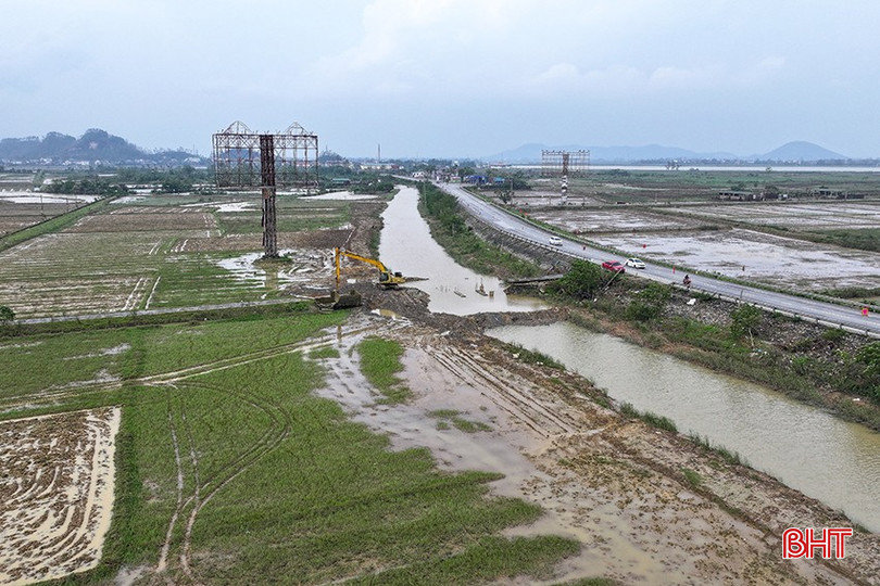 2 cây cầu thi công dang dở, giao thông nội đồng bị chia cắt