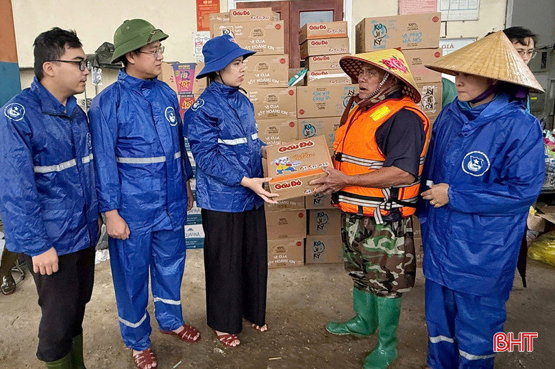 Tuổi trẻ Hà Tĩnh kịp thời hỗ trợ bà con vùng lũ