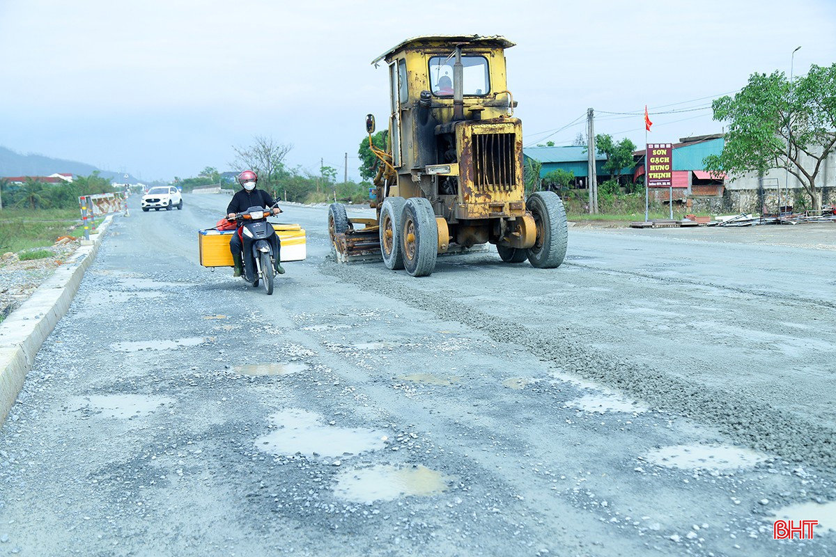 Chi chít ổ voi, ổ gà trên tuyến QL 1 đang nâng cấp ở cửa ngõ Nam Hà Tĩnh