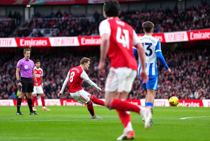 Arsenal tái chiếm đỉnh bảng Ngoại hạng Anh