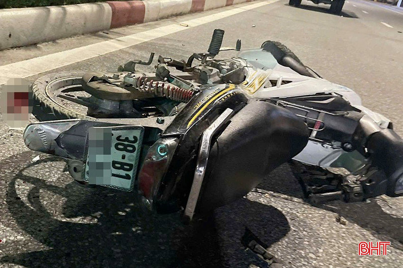 Xe máy va chạm ô tô tải trong đêm, 1 người tử vong