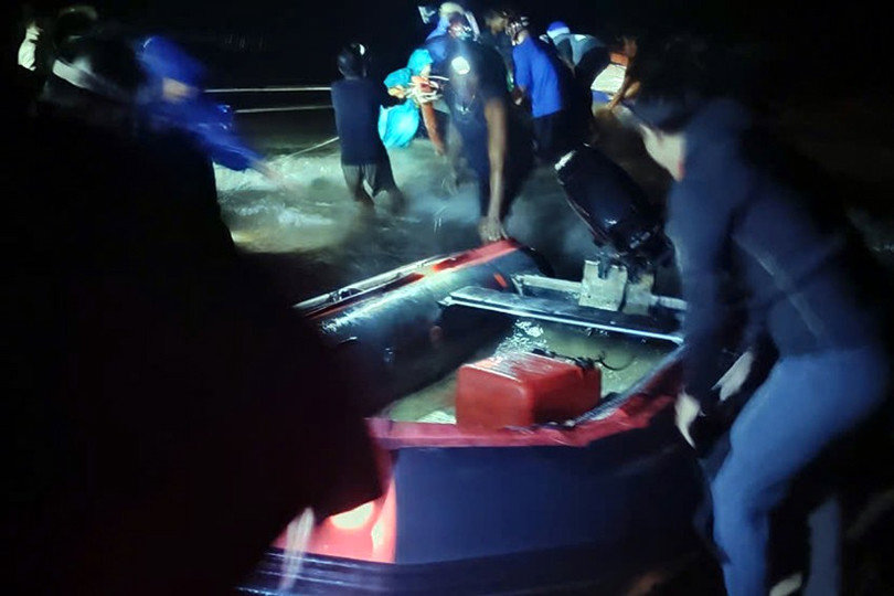 Lốc xoáy đánh chìm nhiều thuyền câu mực ở Kỳ Xuân