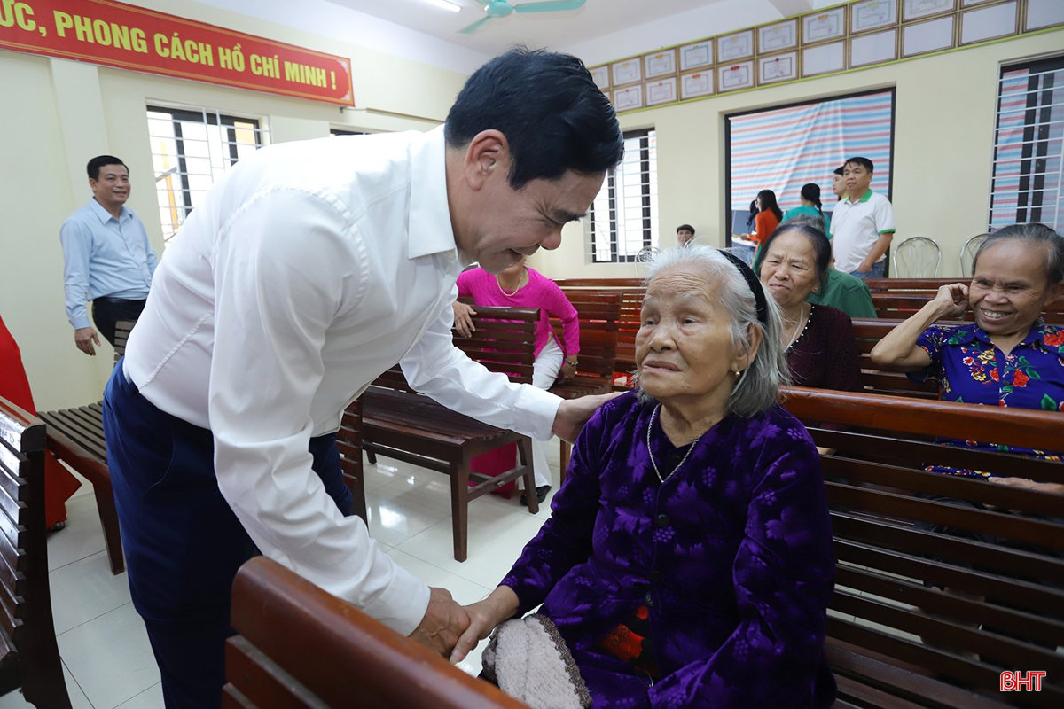 Chủ tịch UBND tỉnh chung vui ngày hội đại đoàn kết ở xã Đức Thọ