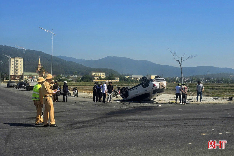 Xế hộp "phơi bụng" sau va chạm với xe tải