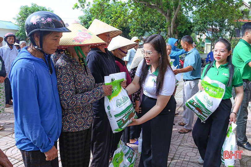 Trao 20 tấn gạo hỗ trợ các gia đình bị ảnh hưởng bão lũ