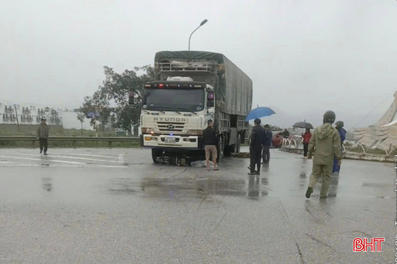 2 người đi xe máy bị xe tải cuốn vào gầm, một bị thương nặng