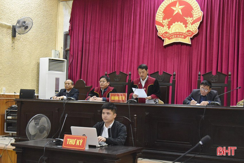 Dùng vũ khí quân dụng chém 2 người trọng thương, lĩnh 11,5 năm tù