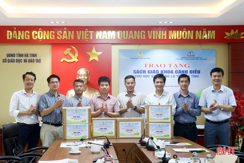 Gần 30.500 bản sách Cánh diều đến với trường học vùng lũ Hà Tĩnh